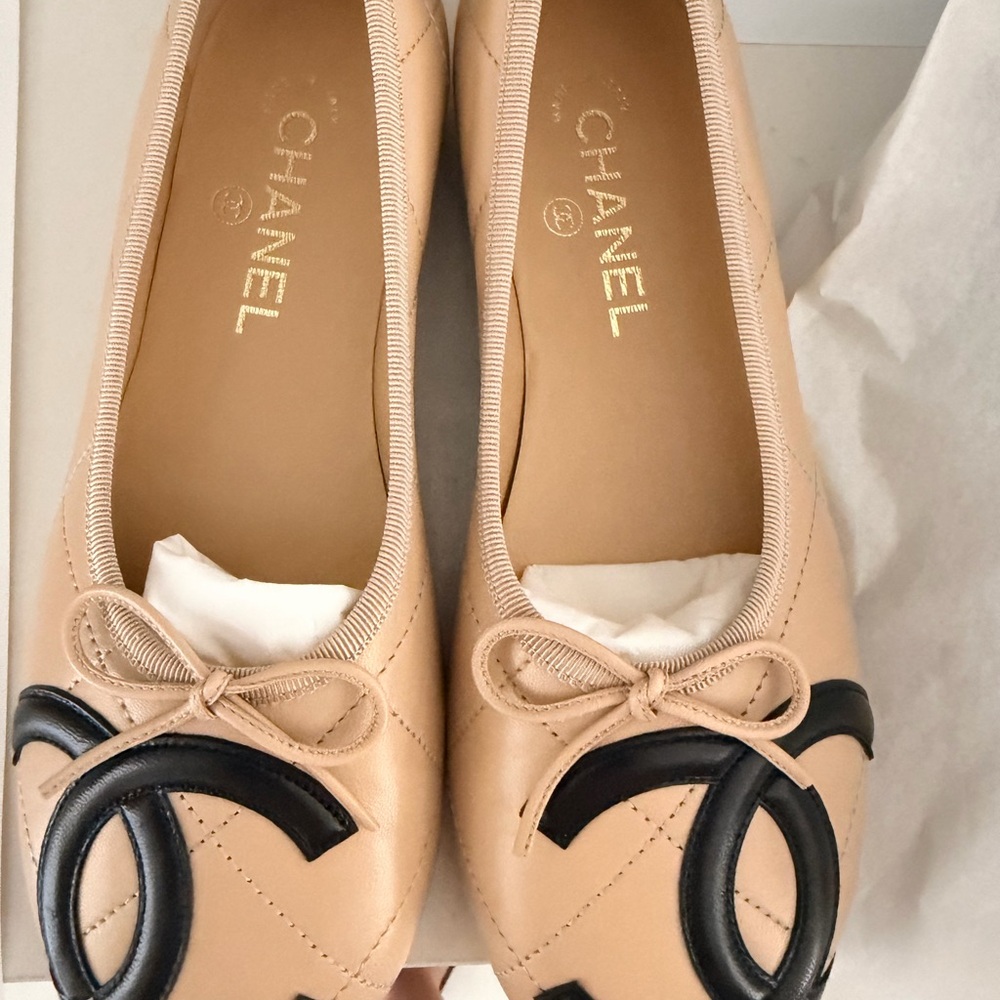 Brand NEW! 2026 CHANEL Beige Leather Ballet Flats with Black CC Applique